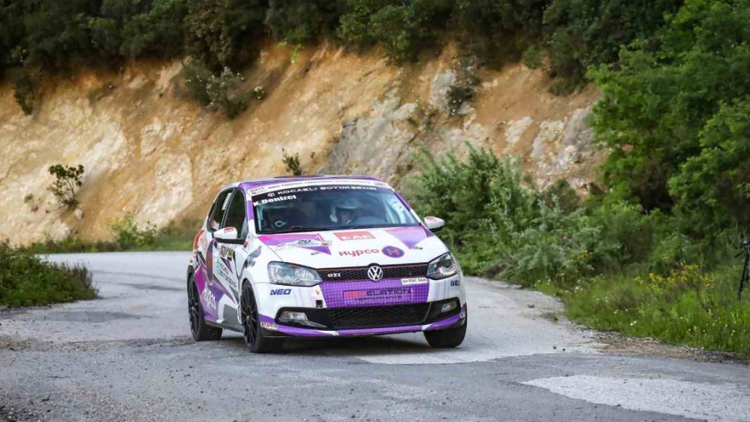 Bir eli direksiyonda, diğer eli gaz ve frende: Kübra rüzgarla yarışıyor! 11